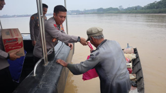 Temui Nelayan di Sungai Batanghari, Kapolda Jambi Bagikan Sembako